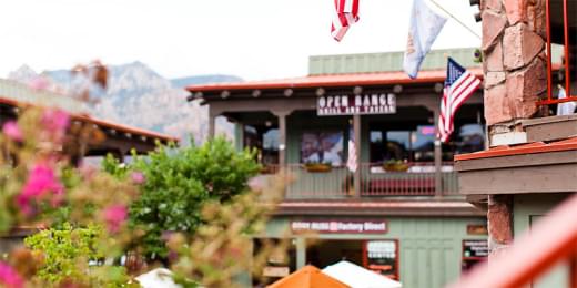 Кафе в городе на фоне гор