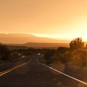 Дорога в долине в закатном свете
